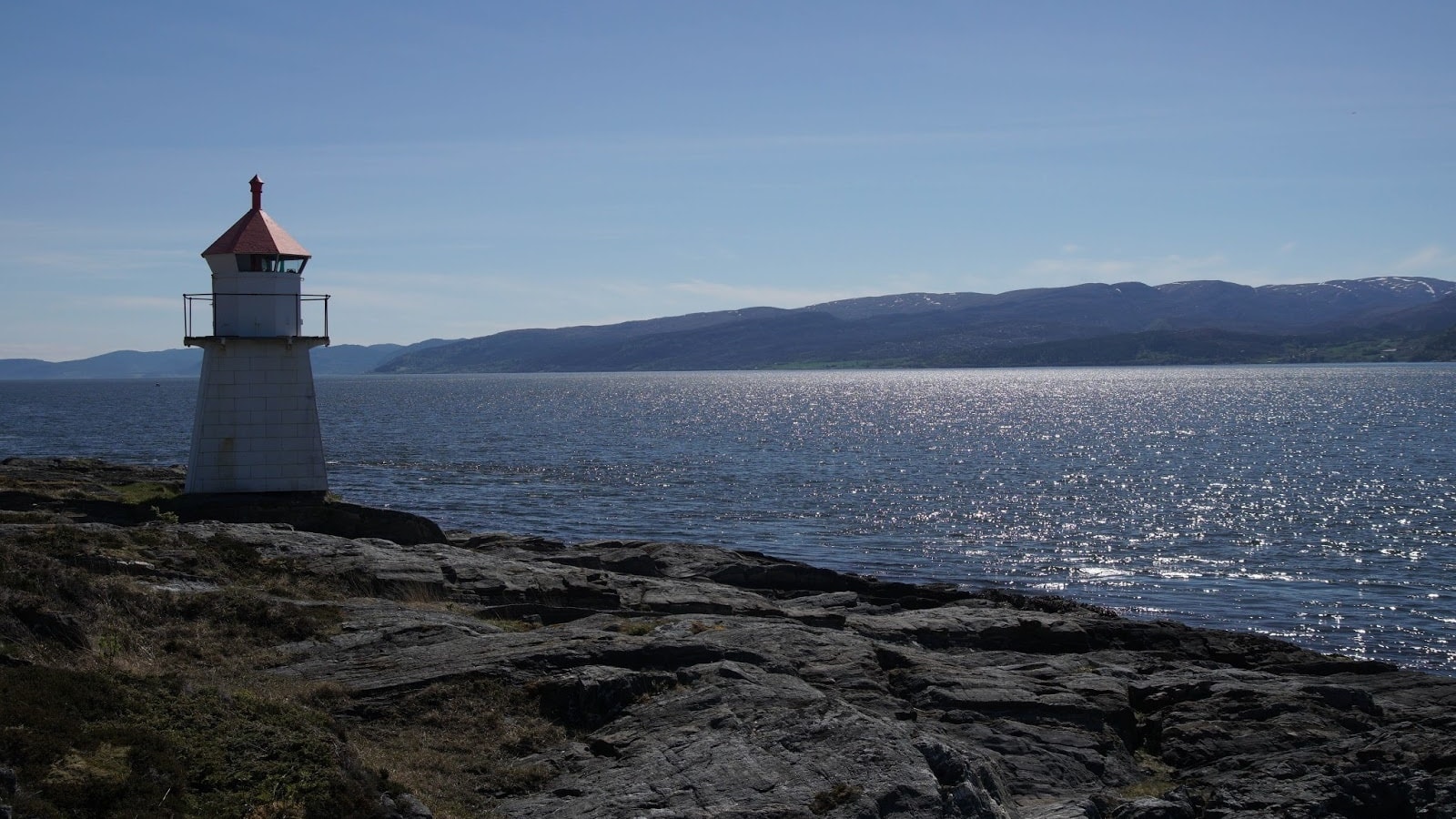 Bilde av Hysnes fyr med Trondheimsfjorden i bakgrunnen