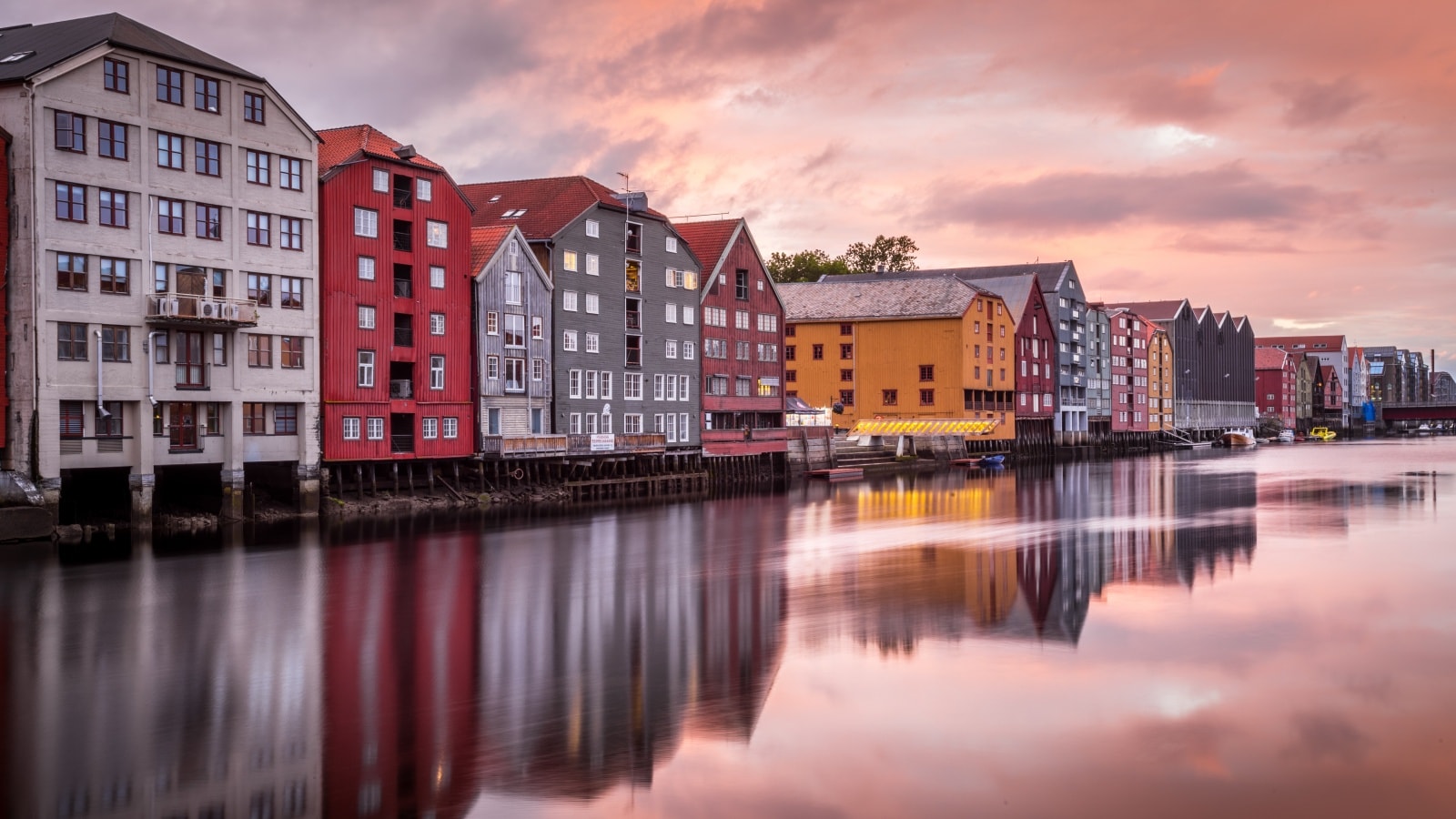 Bryggerekken i Trondheim i høstfarger