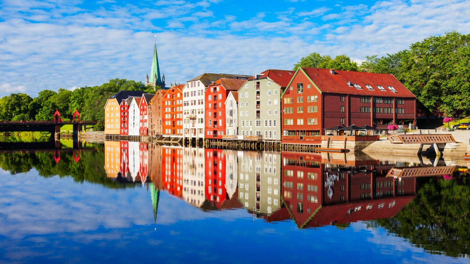 Bryggerekken i Trondheim i høstfarger
